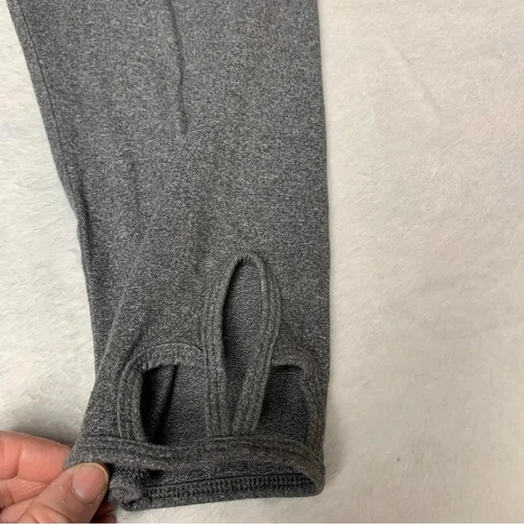 SO gray Capri leggings size XL.  Cute cutouts at the bottom of each leg - Picture 7 of 8
